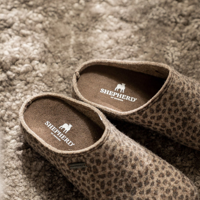cilla shepherd of sweden wool womens slip on slipper with leopard print and suede insole