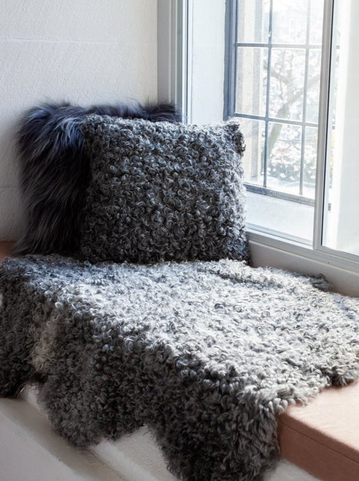 Gotland rug hide over  Window bench