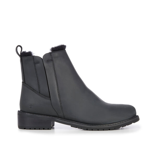 Pioneer Women's Black leather Chelsea Boots from Emu Australia. Sheepskin Lined black boots.