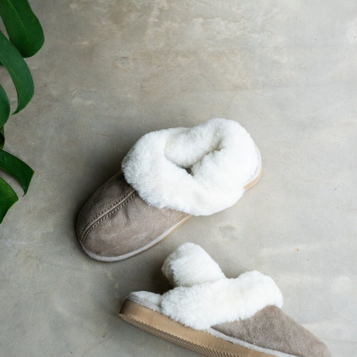 Edith slipper in stone and white made from sheepkin by shepherd of sweden