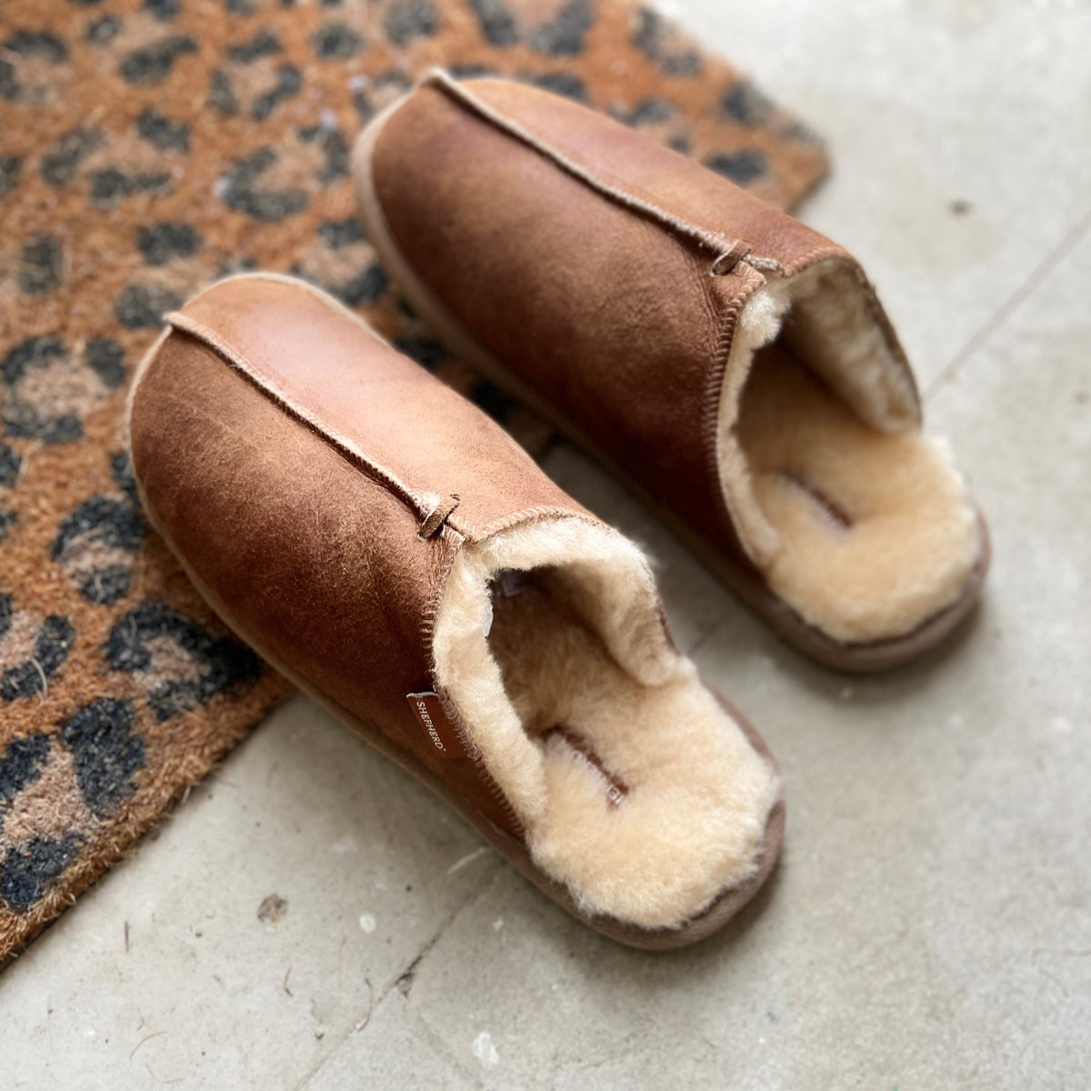 Amazon.com: Furry sheepskin slippers for women | Fuzzy open toe sheepskin  slides | Cozy slides | Warm house shoes | Fluffy sheepskin mules (US 5.5-6  (women) 9.2 inches / 23.5 cm, Olive Green) : Handmade Products